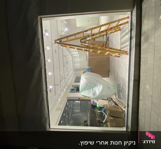 סולם, קופסאות וציוד ניקוי בחלל פנימי